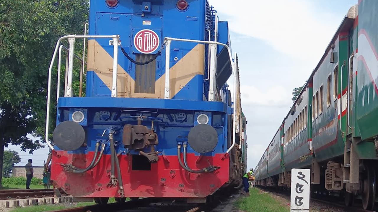 চলন্ত ট্রেনের ছাদ থেকে পড়ে প্রাণ গেল যুবকের