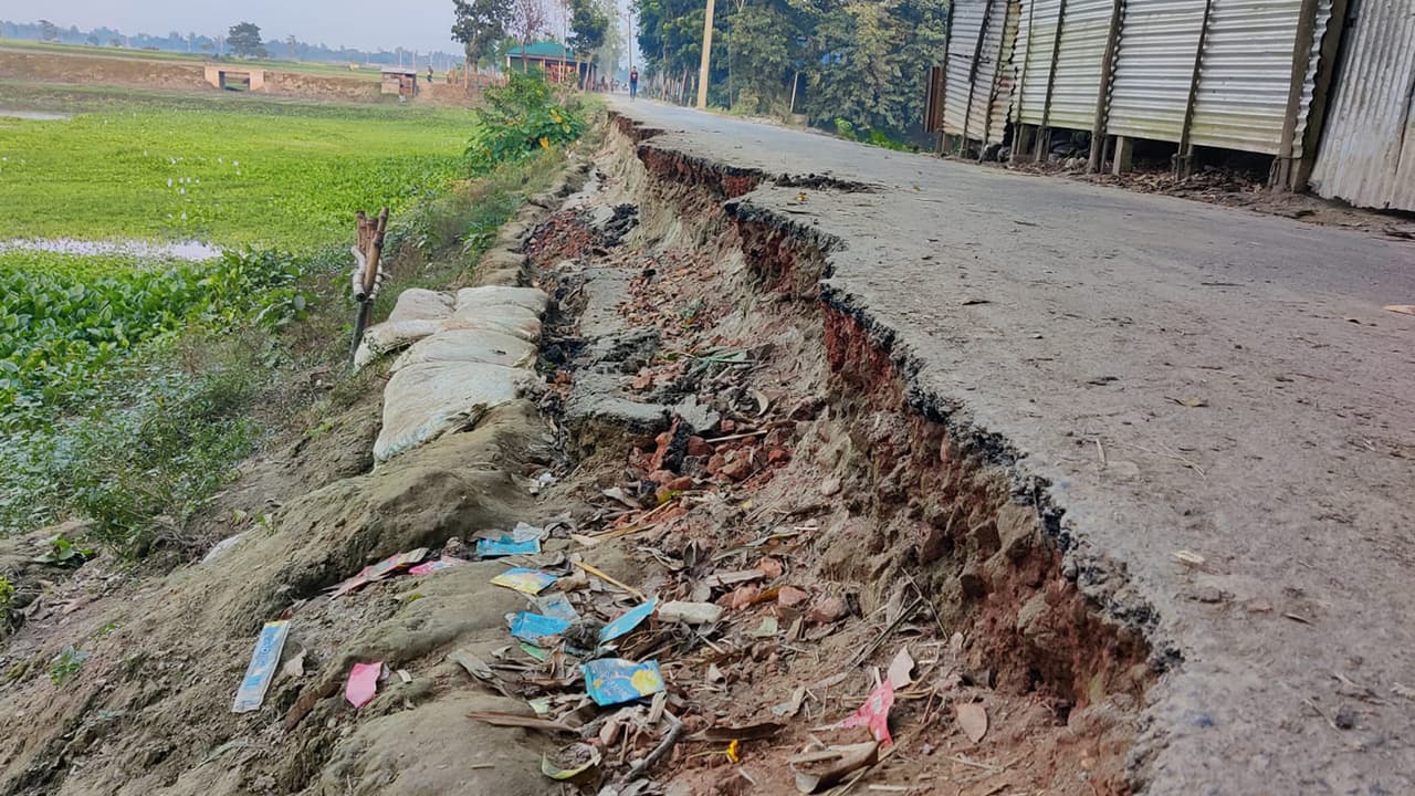চার মাসের মধ্যে ধসে পড়ল কোটি টাকার রাস্তা