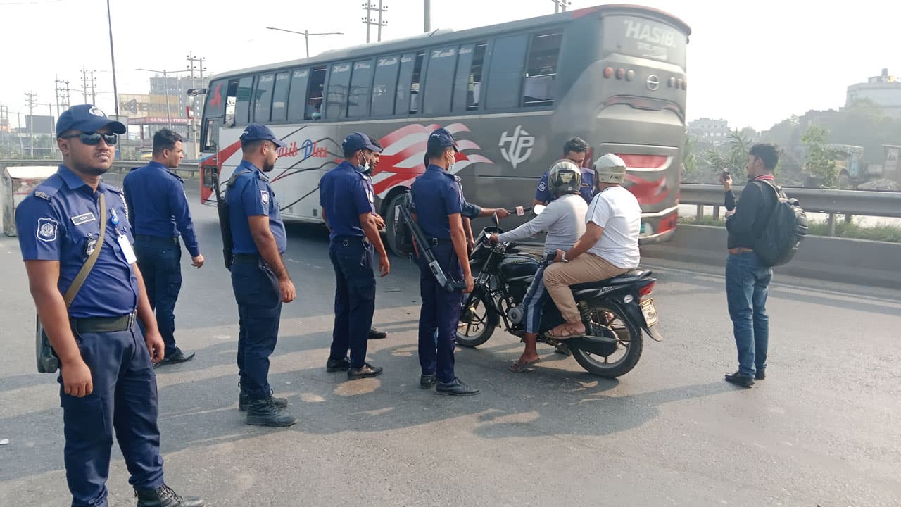 ঢাকা-আরিচা মহাসড়কে পুলিশের তল্লাশি, গণপরিবহন কম