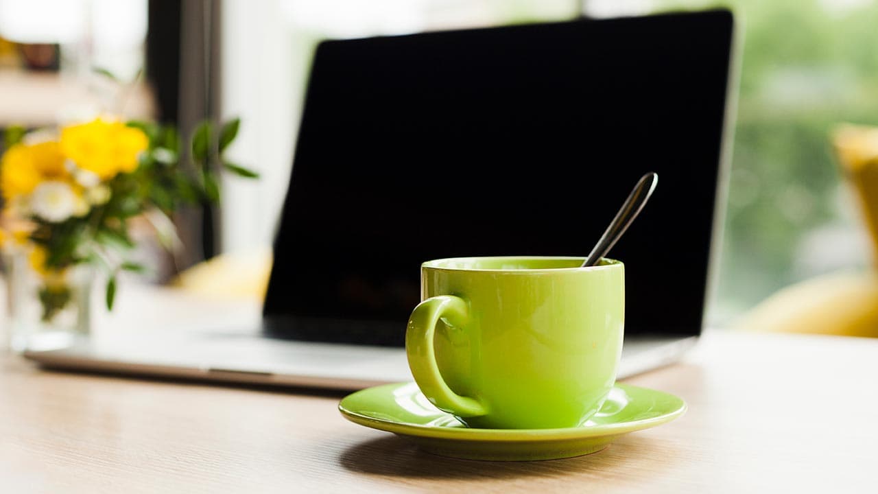 একটানা ডেস্কে বসে কাজ? হার্ট ভালো রাখতে যা খাবেন