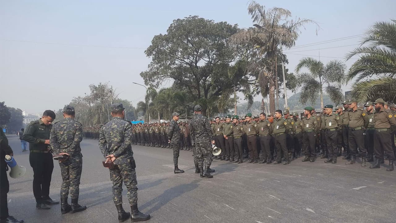 হাদির জানাজা ঘিরে ডিএমপির নিরাপত্তা বলয়, থাকছে ১ হাজার বডি ওর্ন ক্যামেরা