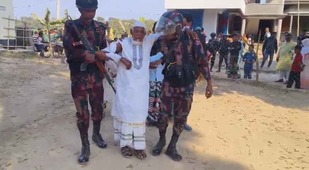 বিজিবির সহায়তায় ভোট দিলেন বয়োজ্যেষ্ঠ বৃদ্ধ