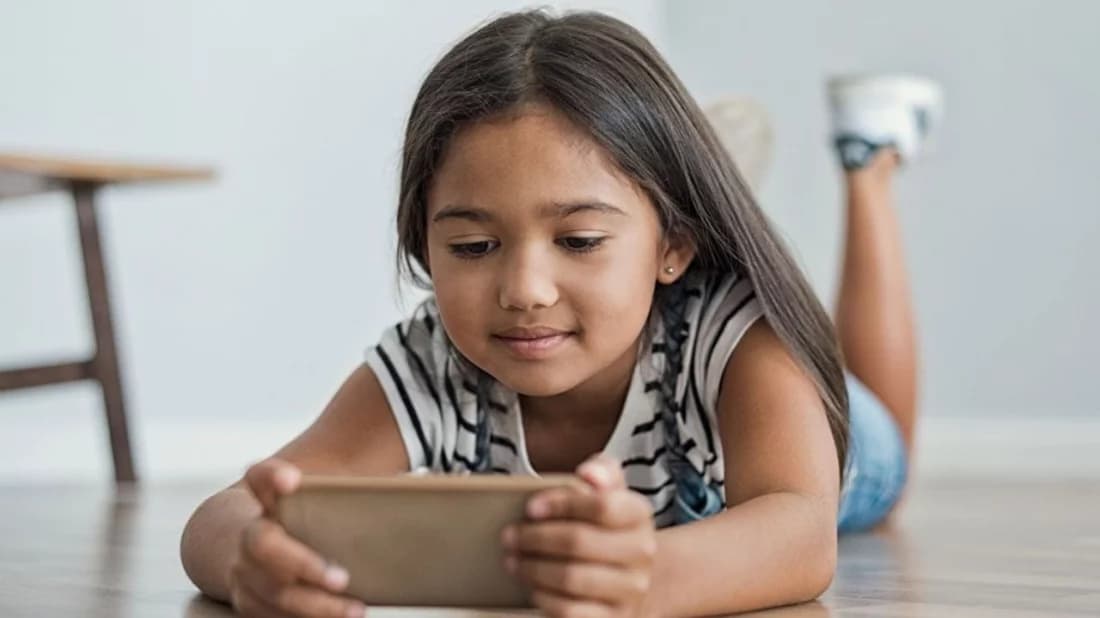 ১৩ বছরের আগে শিশুদের হাতে স্মার্টফোন, বাড়বে ঝুঁকি