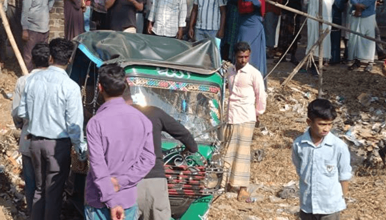 মিরসরাইয়ে থেমে থাকা সিএনজিতে ট্রাকের ধাক্কা, শিক্ষার্থীসহ নিহত ২