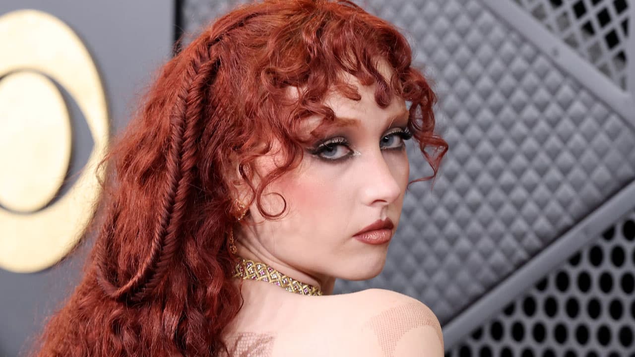 টপস ছাড়াই গ্র্যামির মঞ্চে হাজির, আলোচনায় গায়িকা