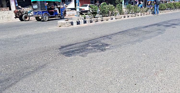 চুয়াডাঙ্গায় ৩৬ ডিগ্রির ওপর তাপমাত্রা, গলে যাচ্ছে রাস্তার পিচ