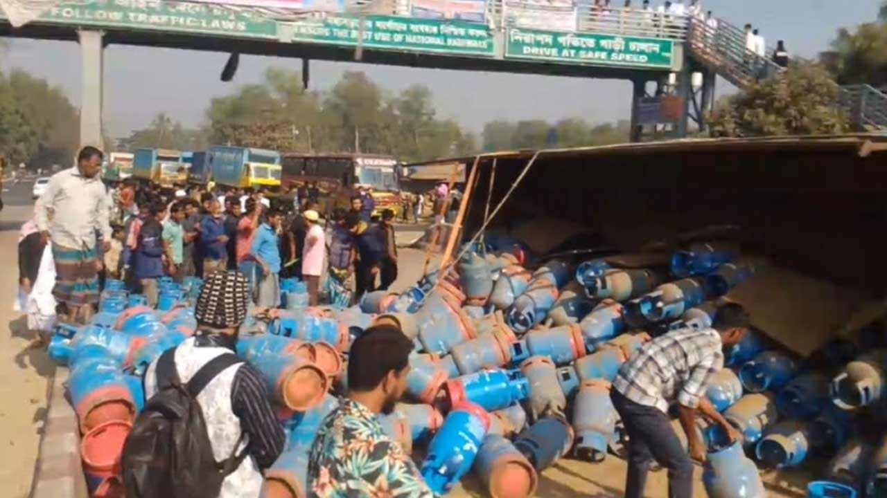 মীরসরাইয়ে সিলিন্ডারবাহী ট্রাক উল্টে একজনের মৃত্যু