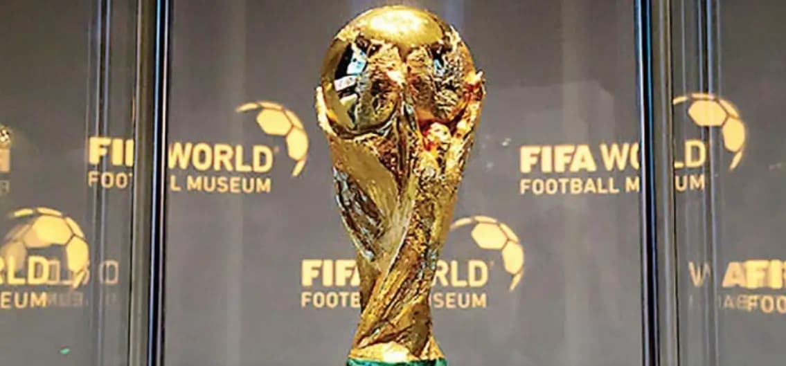 বাংলাদেশে এলো বিশ্বকাপ ট্রফি, সঙ্গে ব্রাজিলের গিলবার্তো সিলভা