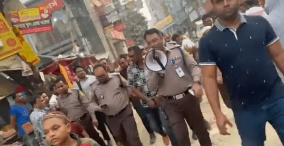 চাঁদা না দিতে পুলিশের মাইকিং, সঙ্গে হাতকড়াসহ ‘কালা ফারুক’