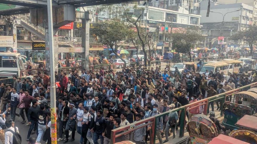 ঢাকা সেন্ট্রাল ইউনিভার্সিটির অধ্যাদেশ দাবিতে সায়েন্সল্যাব অবরোধ