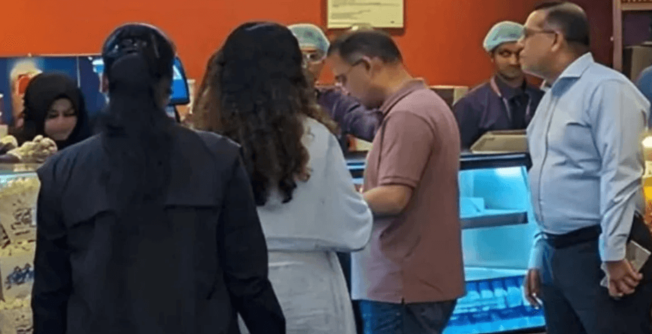 মেয়ে জাইমাকে সঙ্গে নিয়ে হলে ‘বনলতা এক্সপ্রেস’ দেখলেন প্রধানমন্ত্রী