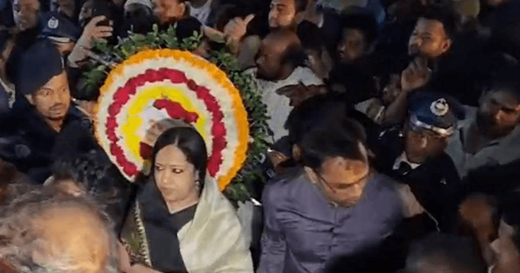 শহীদ মিনারে ফুল দিতে গিয়ে বাধার মুখে রুমিন ফারহানা, সড়ক অবরোধ