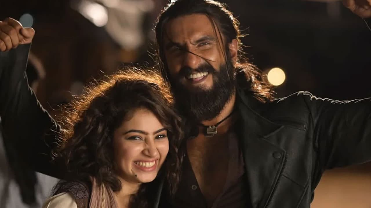 রণবীরের সঙ্গে ঘনিষ্ঠ দৃশ্য, যা বললেন সারার বাবা-মা