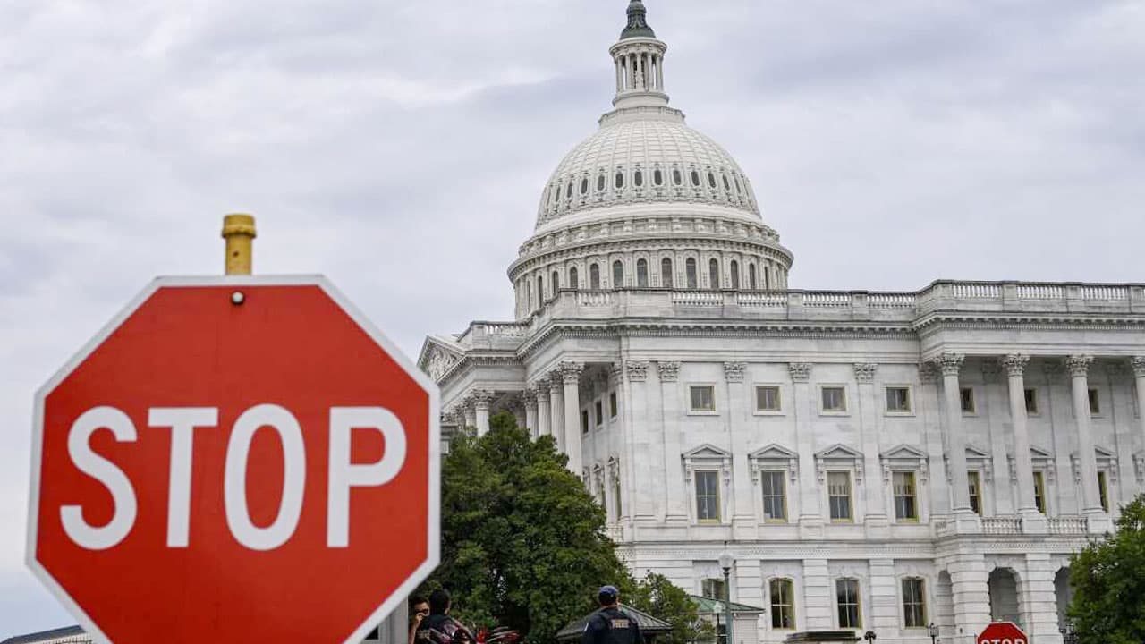 মাত্র ৩ মাসের মাথায় দ্বিতীয়বার ‘শাটডাউনে’ যুক্তরাষ্ট্রের সরকার