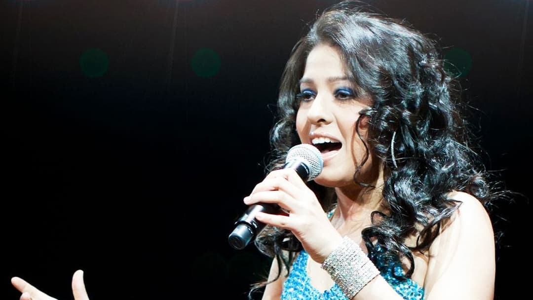 মঞ্চে হঠাৎ কান্না শুরু সুনিধি চৌহানের, থামিয়ে দিলেন গান