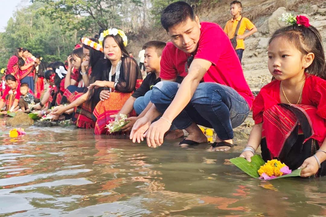নদীতে ফুল ভাসিয়ে শুরু হলো ‘বিজু উৎসব’