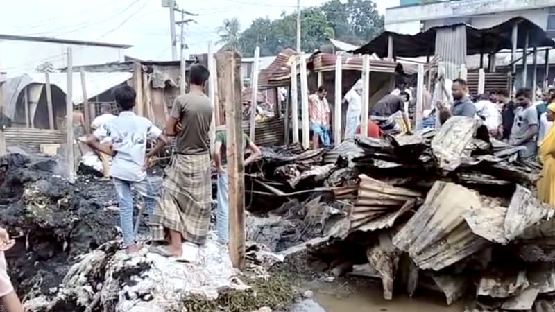 ভয়াবহ অগ্নিকাণ্ডে পুড়ে ছাই ৯ দোকান