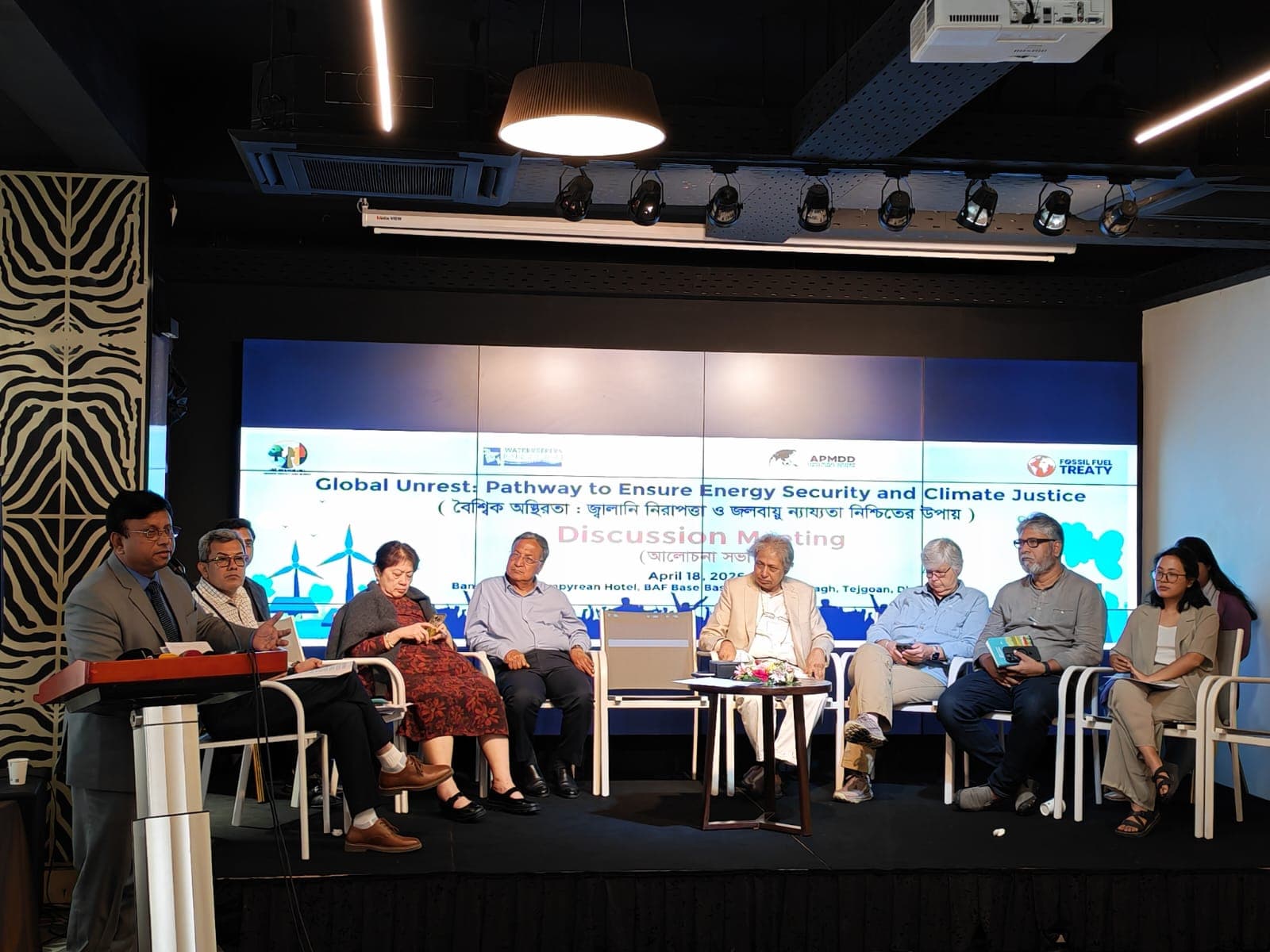 বৈশ্বিক যুদ্ধের ছায়ায় জ্বালানি সংকট: নবায়নযোগ্য জ্বালানিতে দ্রুত রূপান্তরের ডাক