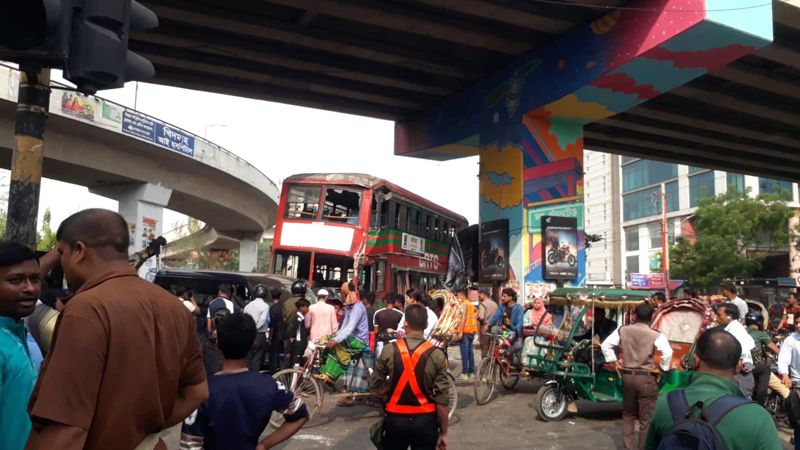 ঢাবির বাসের ধাক্কায় দুমড়ে-মুচড়ে গেল একাধিক গাড়ি