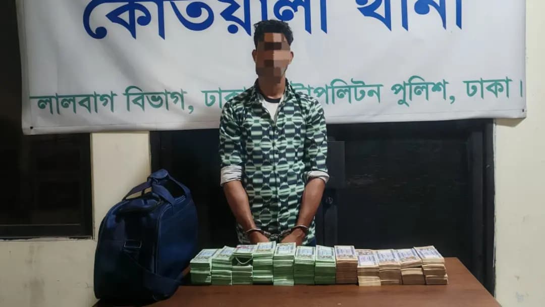 সদরঘাটে ৪০ লাখ টাকার জাল নোটসহ যুবককে আটকের পর পুলিশে সোপর্দ