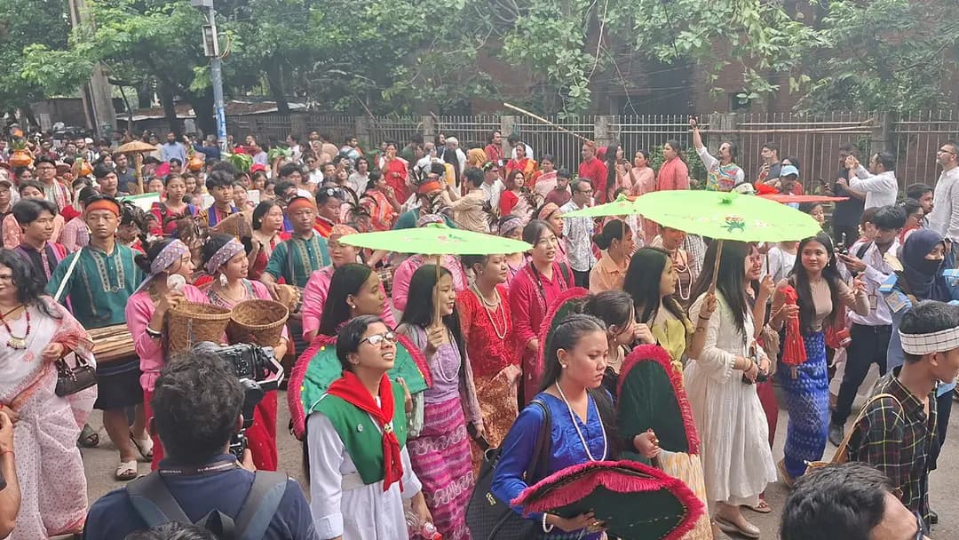 ঢাকাজুড়ে উৎসবের আমেজ, গরম উপেক্ষা করে মানুষের ঢল