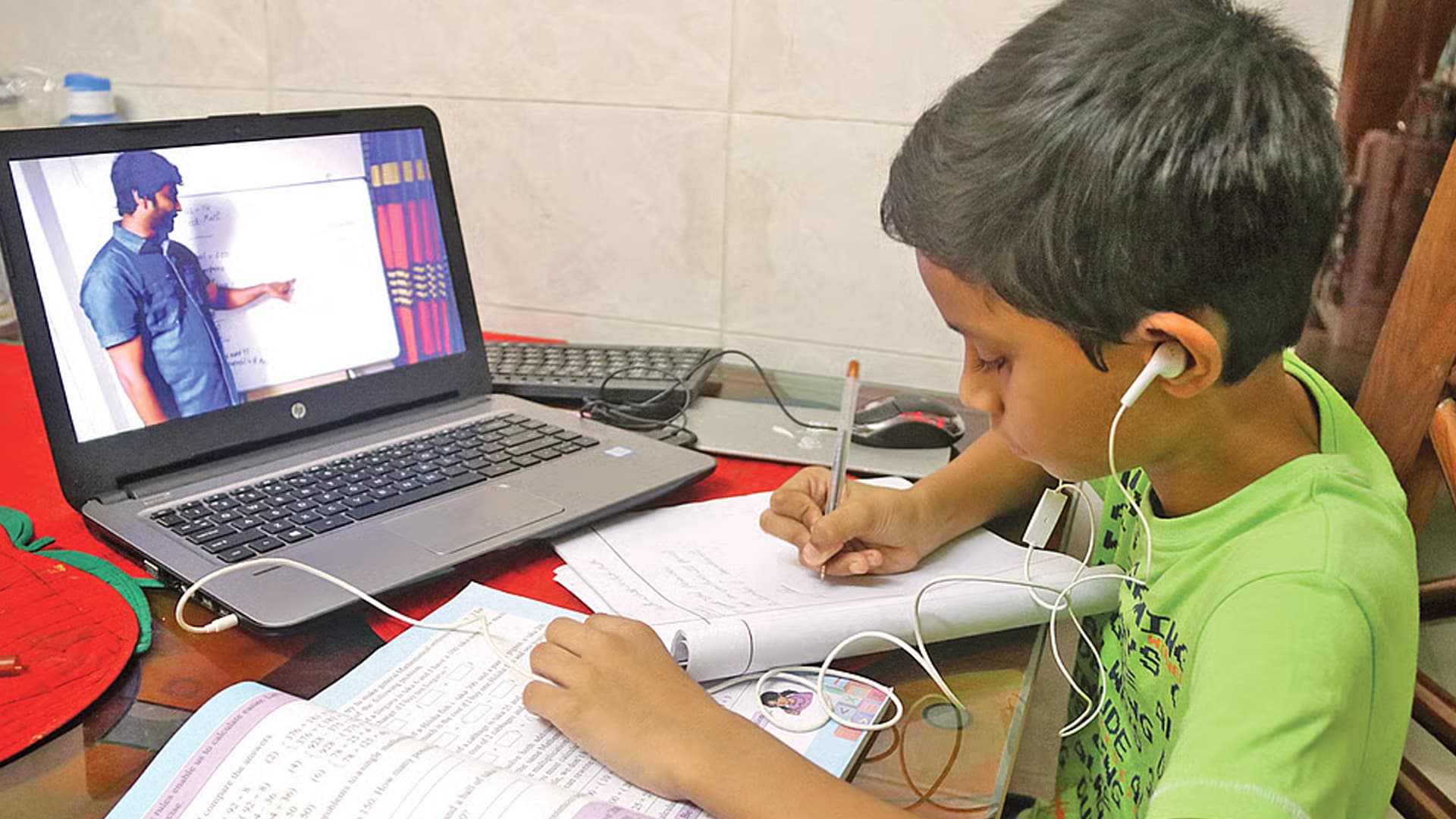 শিক্ষাপ্রতিষ্ঠানে অনলাইন ক্লাস শুরু