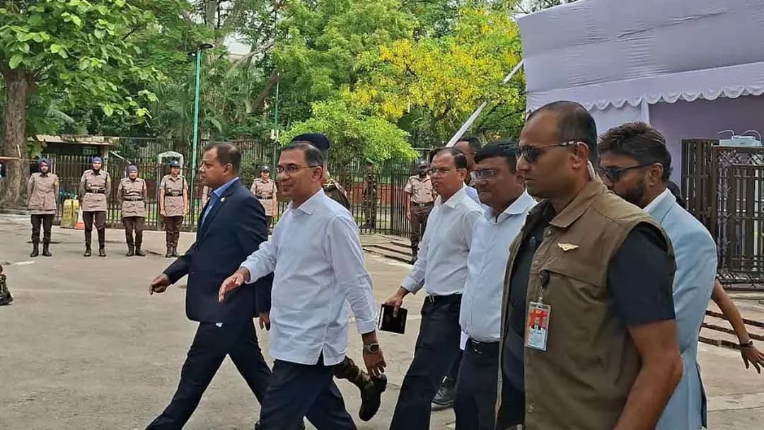 নিরাপত্তা কড়াকড়ি ভুলে জনতার কাতারে তারেক রহমান