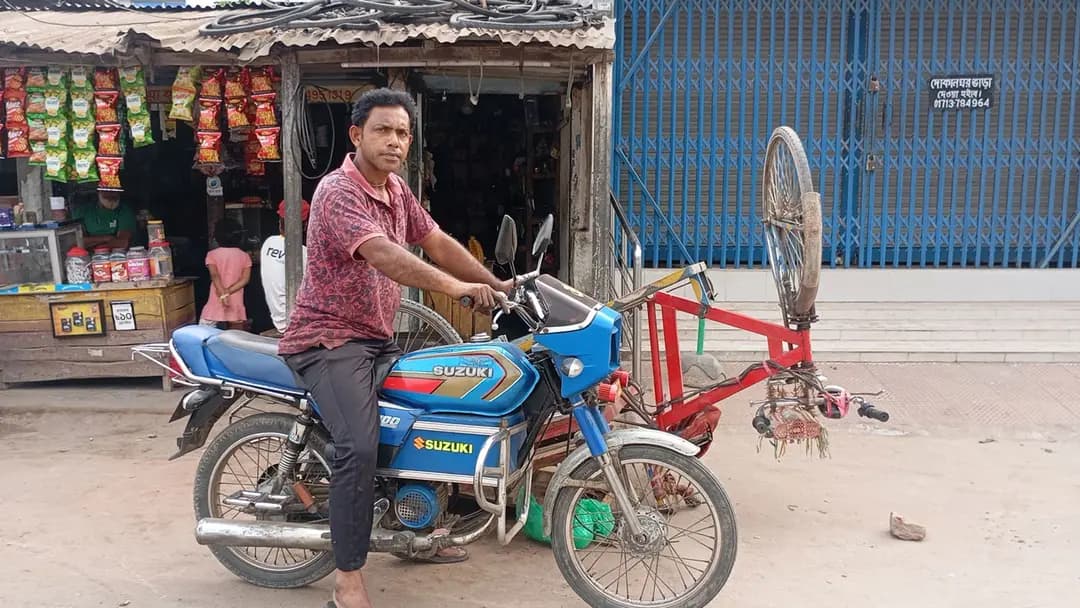 ৫ টাকায় ১২০ কিলোমিটার চলে রতনের মোটরসাইকেল