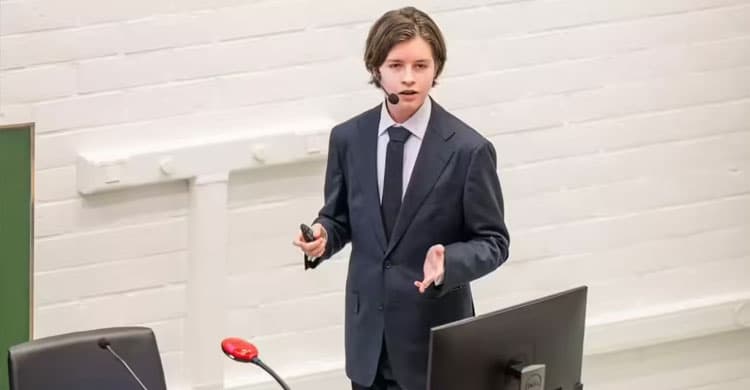 মাত্র ১৫ বছর বয়সে পিএইচডি সম্পন্ন করে বেলজিয়ামের লরাঁ সিমন্স!