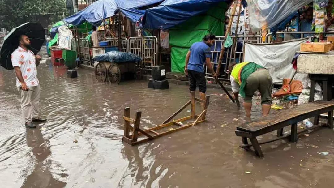 বৃষ্টি-জলাবদ্ধতায় ভোগান্তিতে দিনের শুরু