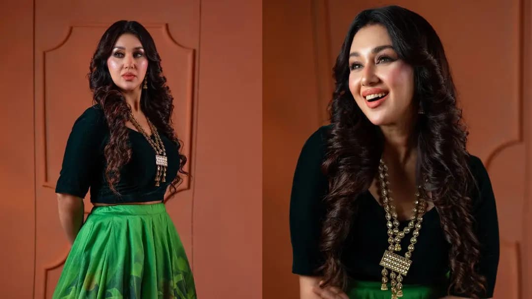 এবার ‘টপস’ পরে নজর কাড়লেন অপু বিশ্বাস