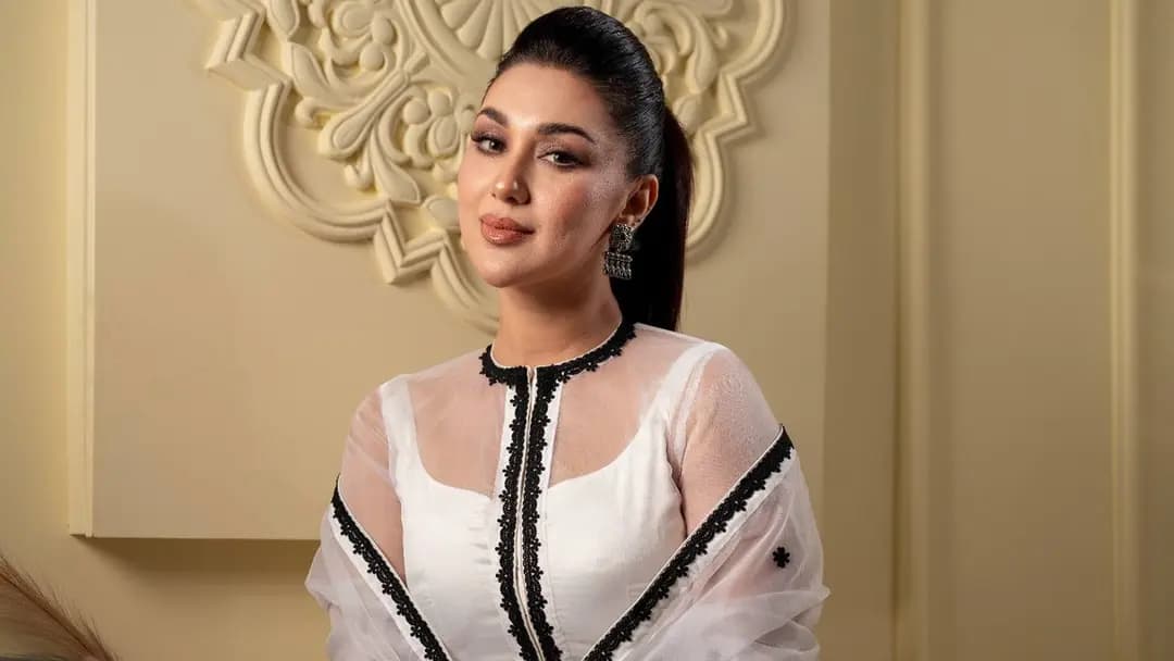 সাদা পোশাকে মুগ্ধতা ছড়ালেন অপু বিশ্বাস