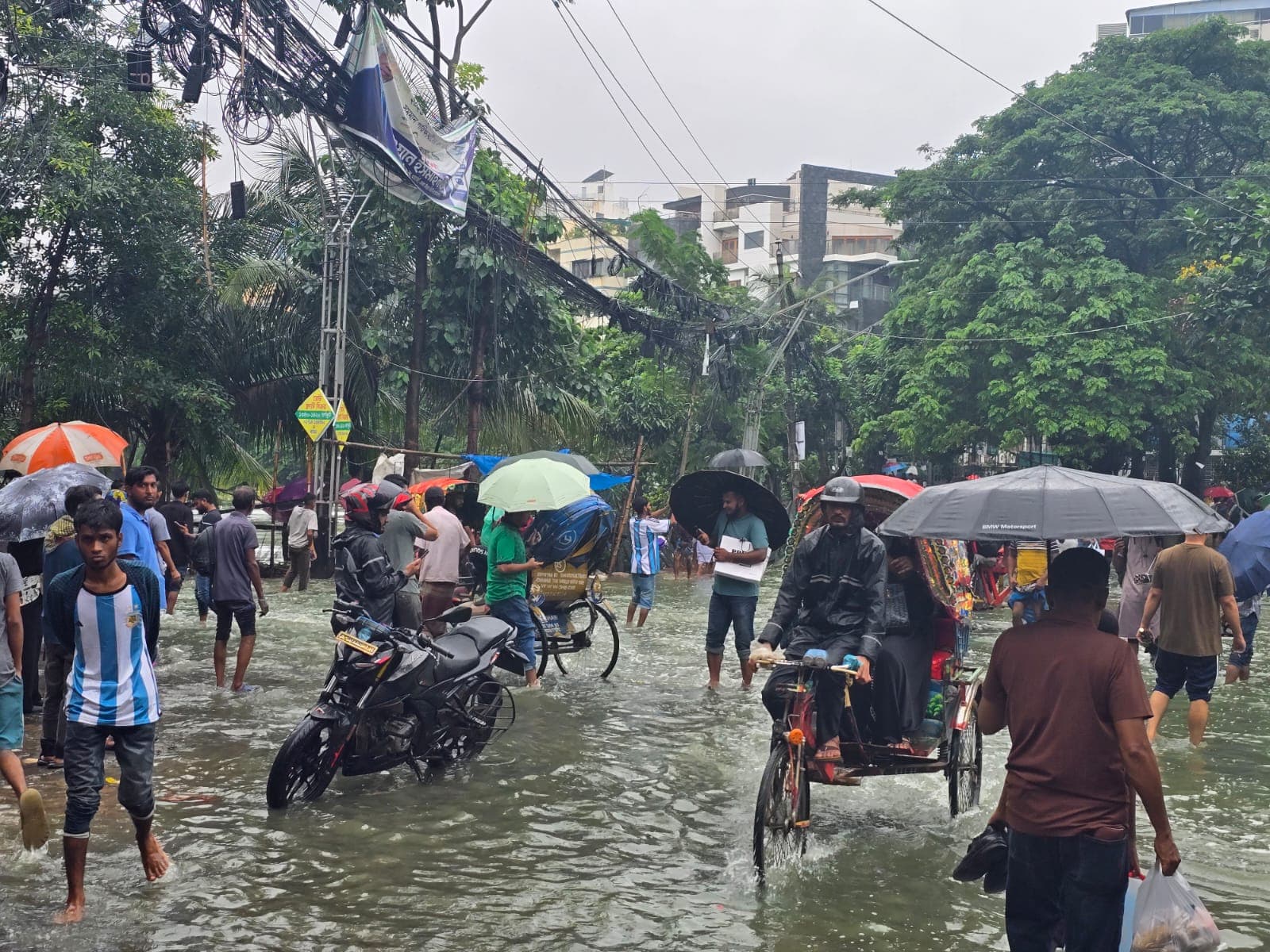 আজও ঢাকায় টানা বৃষ্টি, জলাবদ্ধতায় ভোগান্তি অব্যাহত