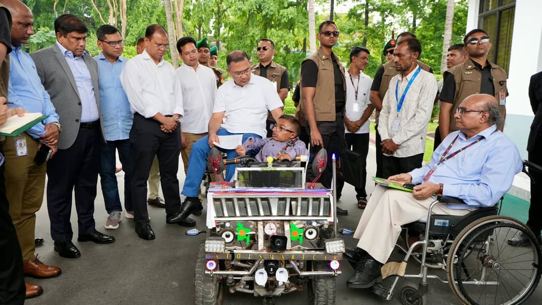 বিশেষ চাহিদাসম্পন্ন কলেজছাত্রের বানানো স্মার্ট কারে চড়লেন প্রধানমন্ত্রী