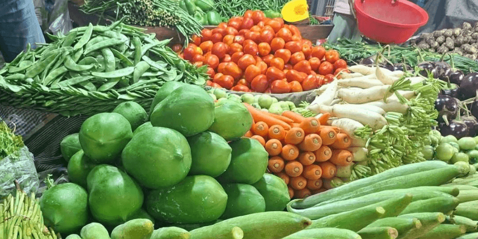 শিমের কেজি ২০০, ব্রয়লার ১৮০ টাকা, চড়া সবজির বাজার