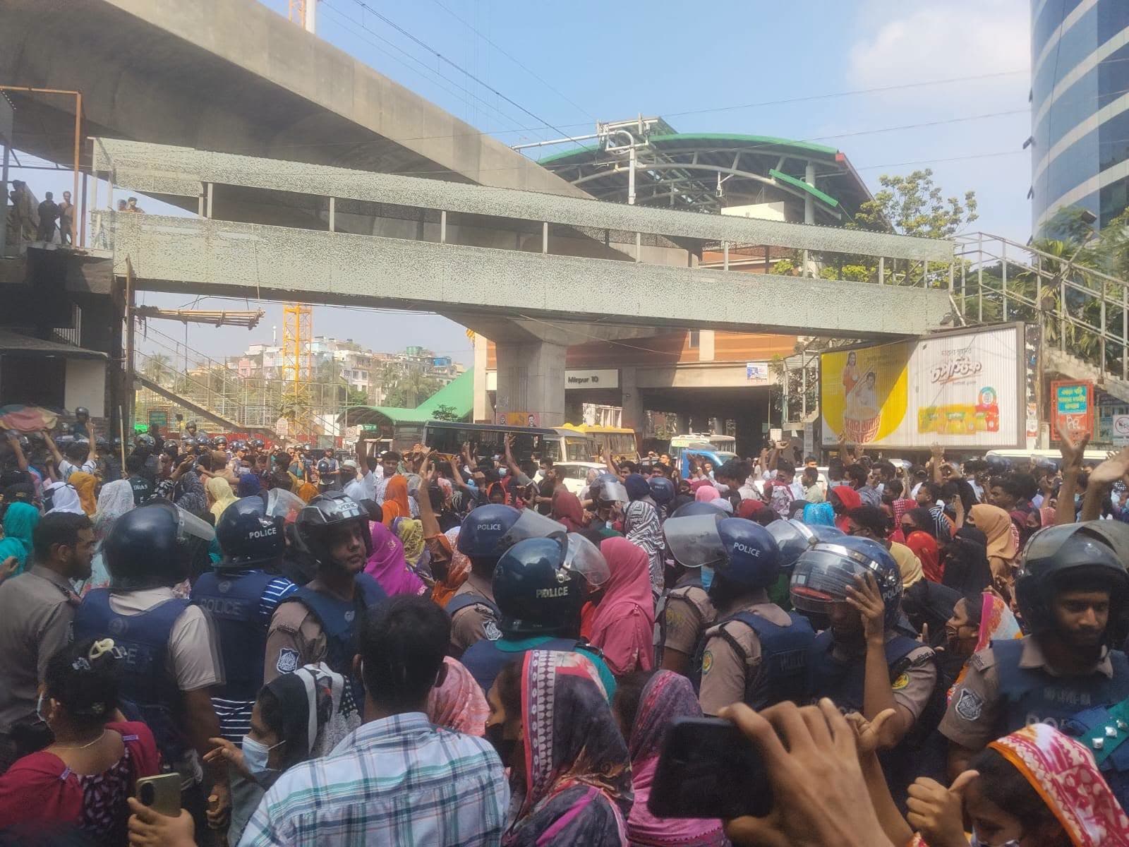 শ্রমিক আন্দোলনে মিরপুরের চার এলাকায় যান চলাচল ব্যাহত